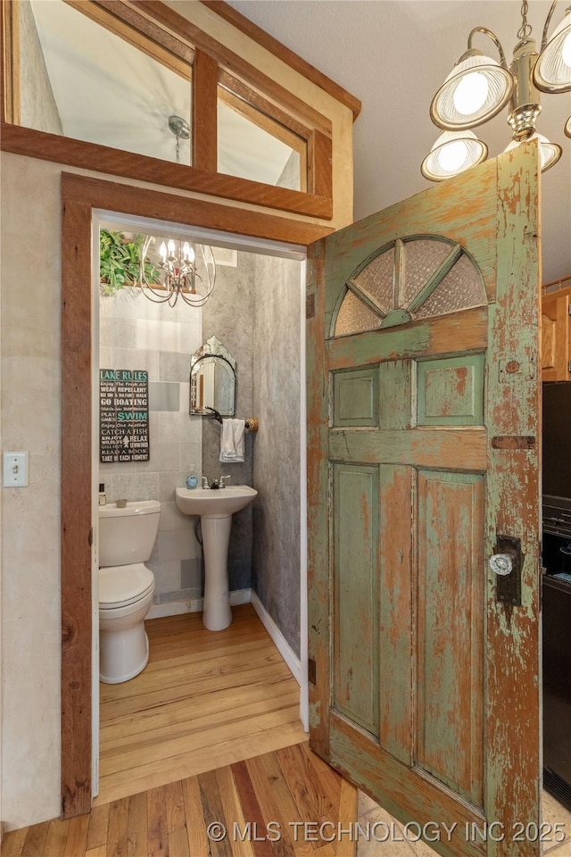 31401 S 620th Rd, Grove, OK 74344 - bathroom featuring a chandelier, toilet, wood finished floors, and a sink