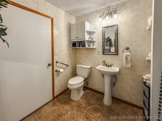 2064 Cave Creek Ct, Kansas, OK 74347 - half bath with tile walls and toilet