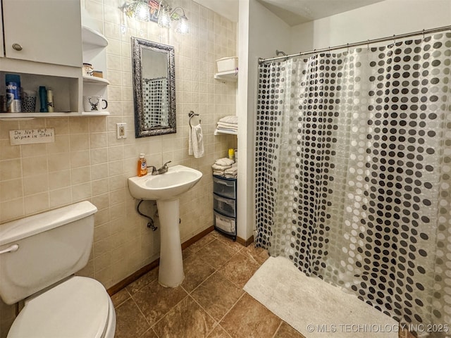 2064 Cave Creek Ct, Kansas, OK 74347 - bathroom with toilet, tile walls, and curtained shower