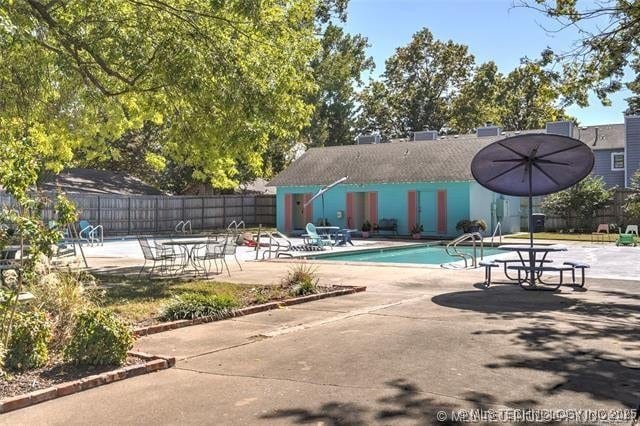 5614 S Newport Ave Unit 5614, Tulsa, OK 74105 - community pool with a patio area