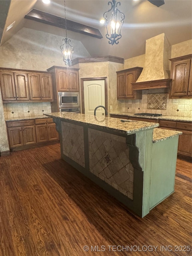 2508 E 140th Pl S, Jenks, OK 74008 - kitchen with stainless steel appliances, premium range hood, dark wood-style floors, lofted ceiling, and a kitchen island with sink