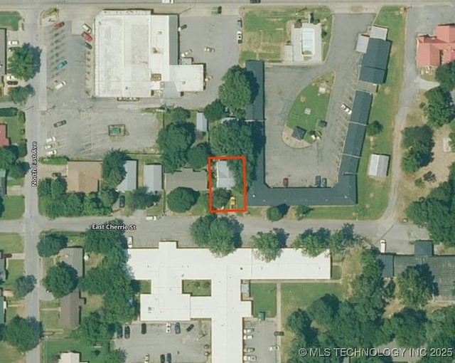 619 E Cherrie St, Tahlequah, OK 74464 - aerial view of property and surrounding area with property parcel outlined