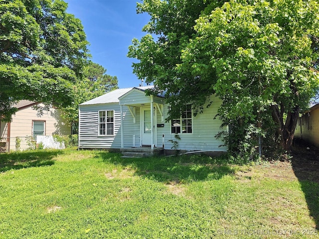 619 E Cherrie St, Tahlequah, OK 74464 - view of front of house with a front lawn and a porch