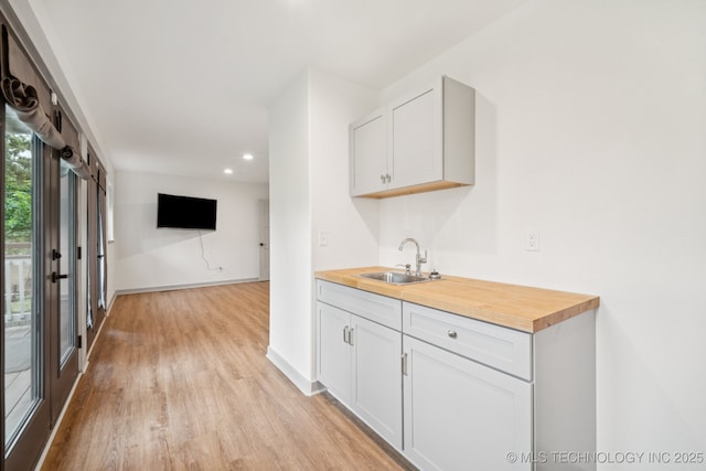 1611 S Lewis Pl, Tulsa, OK 74104 - indoor wet bar with light wood-type flooring and recessed lighting