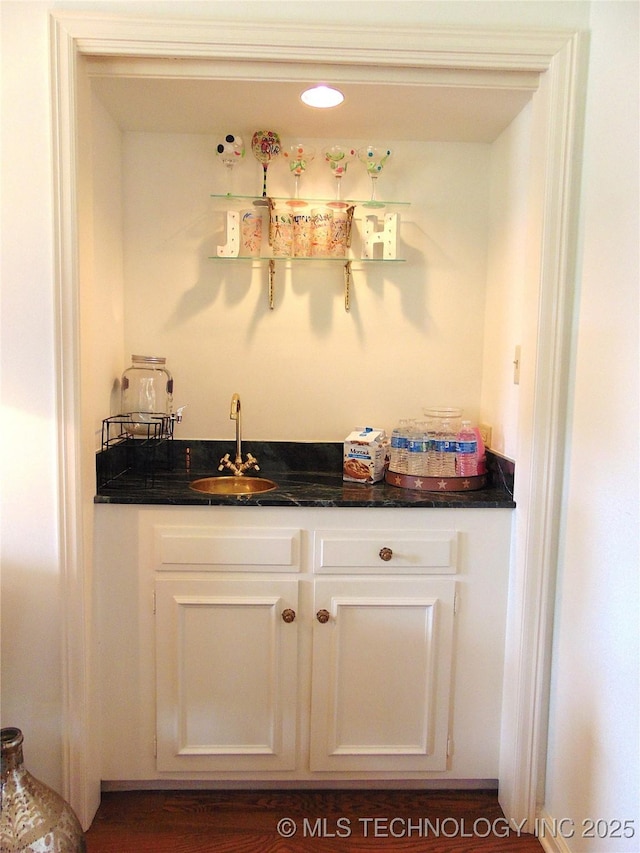 2619 E 47th St, Tulsa, OK 74105 - view of indoor wet bar
