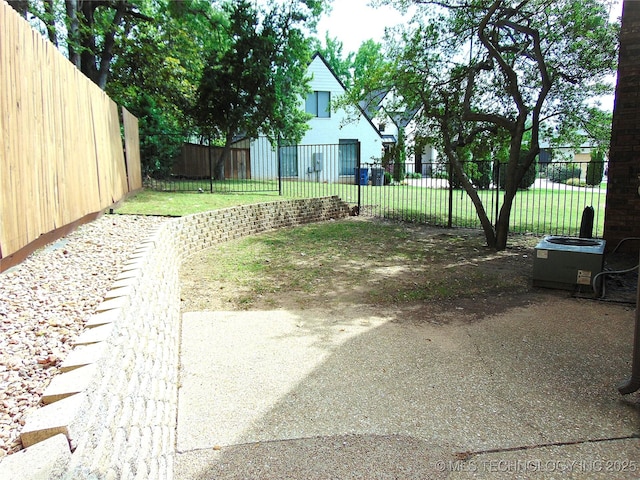 2619 E 47th St, Tulsa, OK 74105 - view of yard featuring central AC