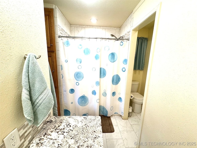 421224 E 1165th Rd, Eufaula, OK 74432 - bathroom featuring toilet, a shower with curtain, marble finish flooring, and a textured ceiling