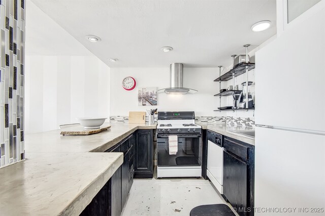 450 W 7th St Unit 1405, Tulsa, OK 74119 - kitchen with freestanding refrigerator, range, ventilation hood, dark cabinetry, and a peninsula