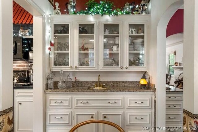 2403 S Troost Ave, Tulsa, OK 74114 - indoor wet bar with arched walkways