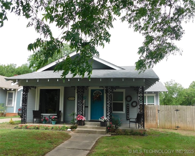 700 D St NW, Ardmore, OK 73401 - bungalow-style house featuring a porch and roof with shingles