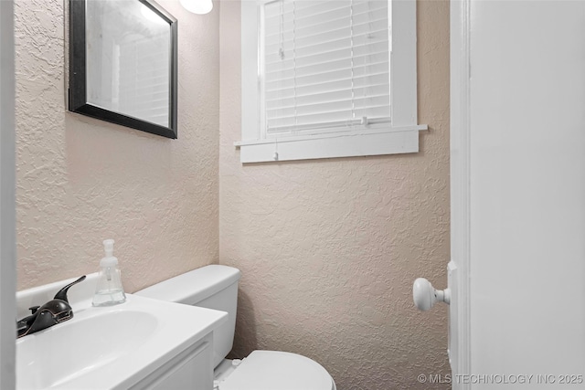700 D St NW, Ardmore, OK 73401 - bathroom featuring a textured wall and vanity