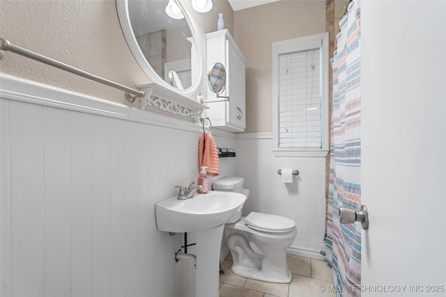 700 D St NW, Ardmore, OK 73401 - full bath with tile patterned flooring and wainscoting