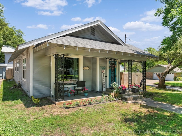 700 D St NW, Ardmore, OK 73401 - view of front of property with a porch, a front yard, and a shingled roof