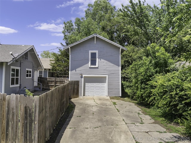 700 D St NW, Ardmore, OK 73401 - view of side of property with driveway and a garage