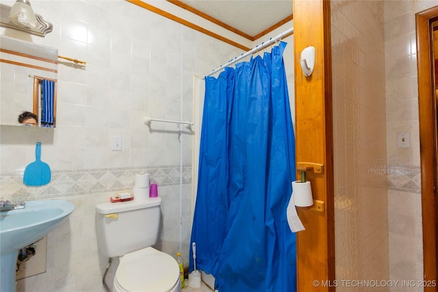 200 S K St, Quinton, OK 74561 - full bath with toilet, ornamental molding, a shower with curtain, and a sink