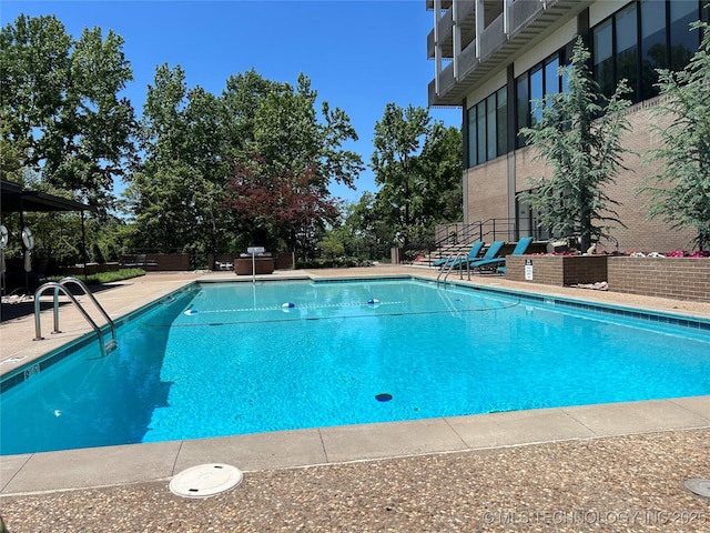 2300 Riverside Dr Unit 5E, Tulsa, OK 74114 - view of community pool