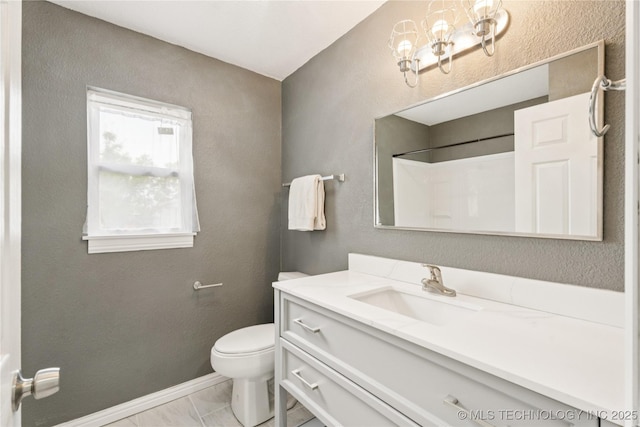 507 S Oklahoma Ave, Haskell, OK 74436 - full bathroom featuring toilet, vanity, a chandelier, baseboards, and a textured wall