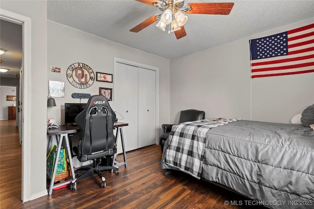 200 Turkey Creek Rd, Bartlesville, OK 74006 - bedroom featuring wood finished floors, a textured ceiling, a desk, a closet, and a ceiling fan