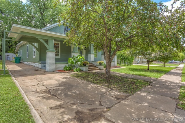 637 S Mounds St, Sapulpa, OK 74066 - view of front of house featuring a front yard, concrete driveway, and a porch