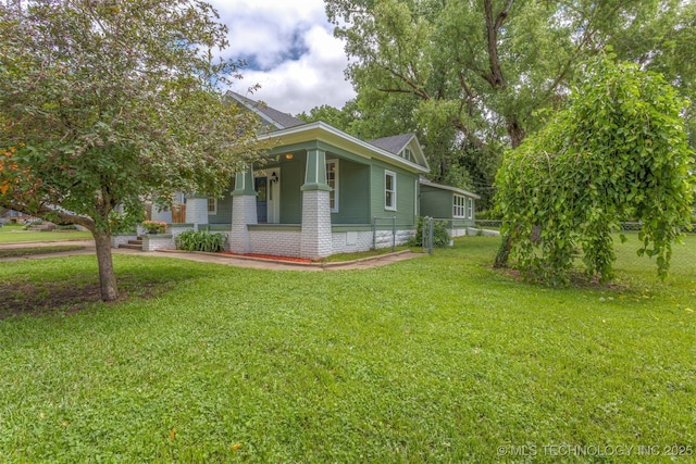 637 S Mounds St, Sapulpa, OK 74066 - view of front of house featuring a front yard, covered porch, and a shingled roof