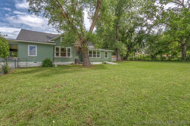637 S Mounds St, Sapulpa, OK 74066 - rear view of property featuring central air condition unit and a shingled roof