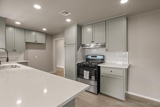 637 S Mounds St, Sapulpa, OK 74066 - kitchen featuring gas stove, a sink, gray cabinets, under cabinet range hood, and recessed lighting