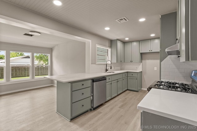 637 S Mounds St, Sapulpa, OK 74066 - kitchen with stainless steel dishwasher, a sink, light wood finished floors, decorative backsplash, and recessed lighting