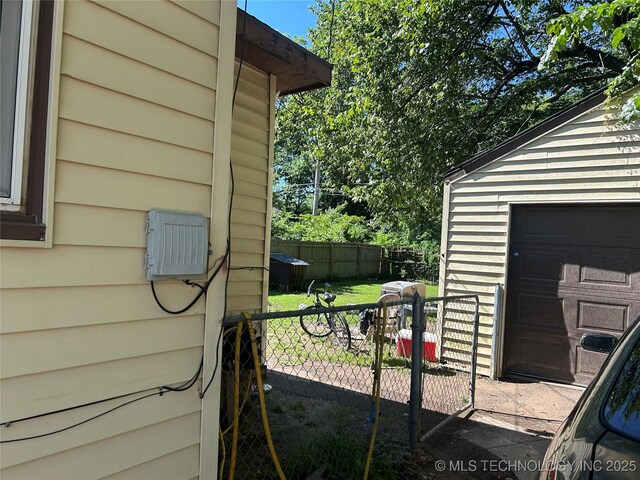 1611 Baltimore St, Muskogee, OK 74403 - view of yard featuring a garage