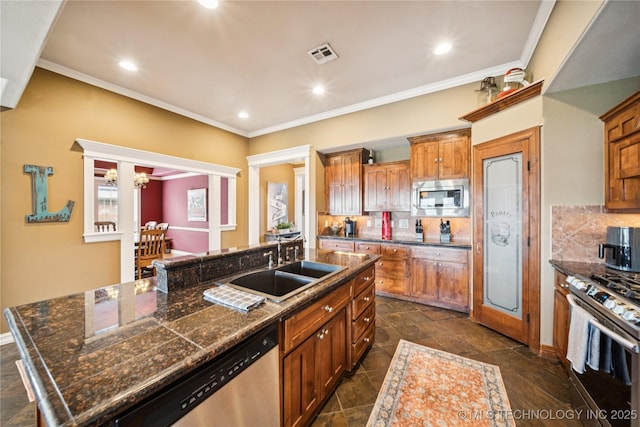 14538 S Urbana Ct, Bixby, OK 74008 - kitchen with appliances with stainless steel finishes, a sink, a kitchen island with sink, decorative backsplash, and recessed lighting