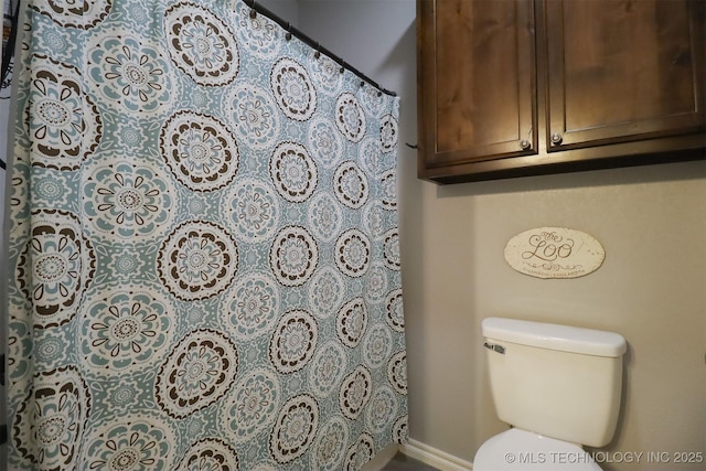 17061 S Creekwood Trl, Claremore, OK 74017 - bathroom featuring toilet, a shower with shower curtain, and baseboards