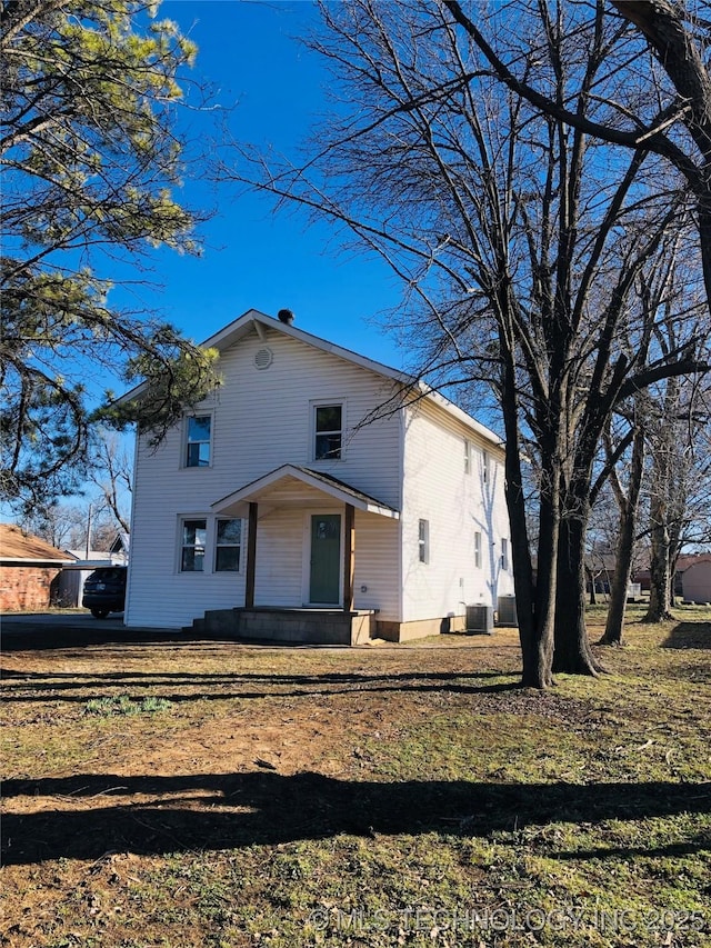 1423 E Walnut St, Cushing, OK 74023 - back of property with central AC unit and a yard