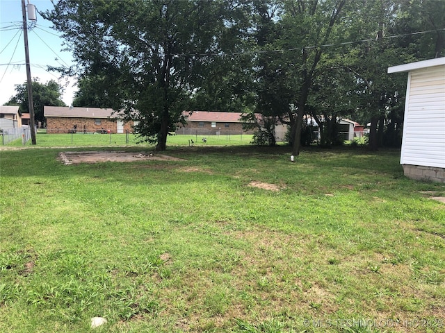 1423 E Walnut St, Cushing, OK 74023 - view of yard
