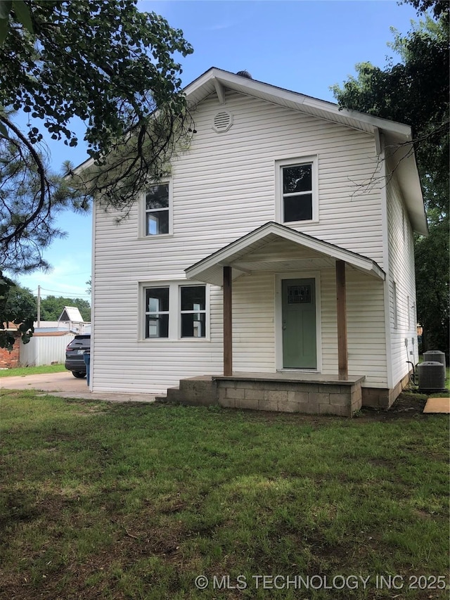 1423 E Walnut St, Cushing, OK 74023 - traditional-style house featuring central AC, covered porch, and a front yard