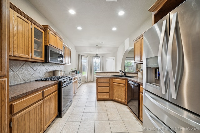 109 W 133rd Pl, Skiatook, OK 74070 - kitchen with black appliances, a sink, recessed lighting, backsplash, and a peninsula