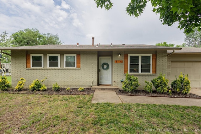 514 N Village Pl, Broken Arrow, OK 74012 - single story home featuring brick siding, an attached garage, and a front lawn