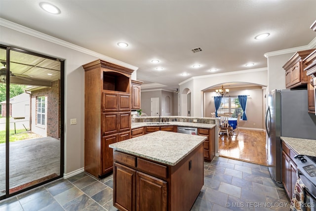 18932 Spring Creek Ln, Claremore, OK 74017 - kitchen featuring arched walkways, a peninsula, baseboards, a sink, and stainless steel appliances