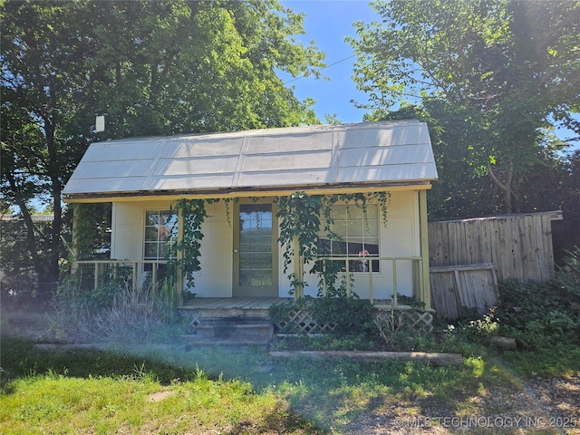 2700 N Witte St, Poteau, OK 74953 - view of front facade featuring a porch