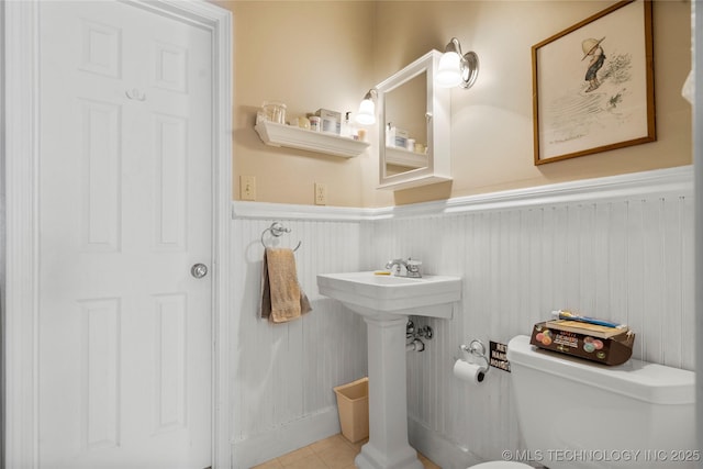 168 Murray Ln, Strang, OK 74367 - bathroom featuring a wainscoted wall, toilet, a sink, and tile patterned flooring