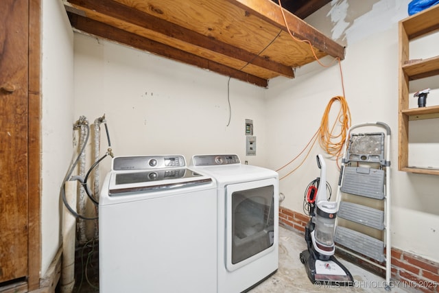 3218 S Kingston Ave, Tulsa, OK 74135 - laundry room featuring washing machine and dryer