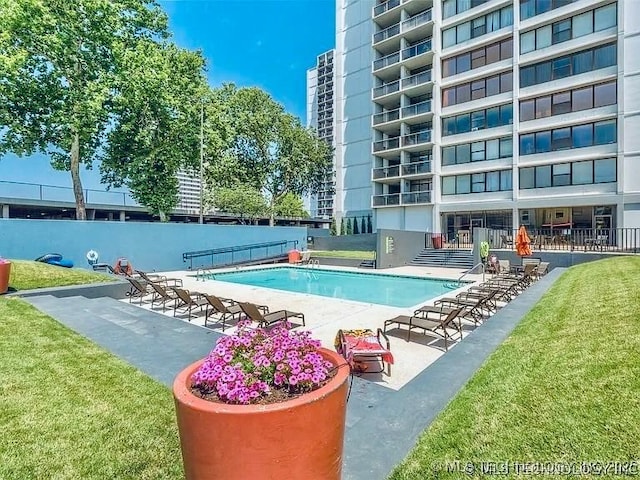 410 W 7th St Unit 1824, Tulsa, OK 74119 - community pool with a patio