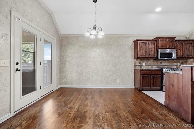 400 E Fargo St, Broken Arrow, OK 74012 - kitchen with appliances with stainless steel finishes, lofted ceiling, a chandelier, light wood-style floors, and hanging light fixtures