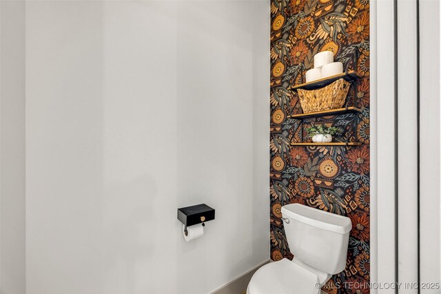 35795 E 231st St S, Porter, OK 74454 - bathroom with toilet, baseboards, and wallpapered walls