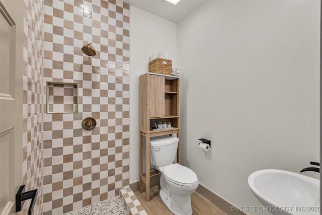 35795 E 231st St S, Porter, OK 74454 - full bath featuring a tile shower, a sink, and toilet