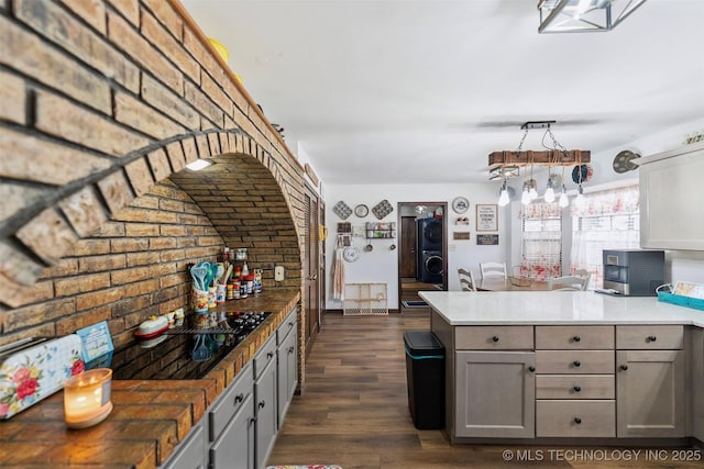 22547 S Dogwood Ct, Claremore, OK 74019 - kitchen with a peninsula, gray cabinetry, washer / clothes dryer, and dark wood-style flooring