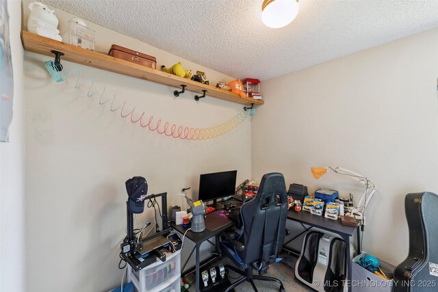 22547 S Dogwood Ct, Claremore, OK 74019 - home office featuring carpet floors and a textured ceiling