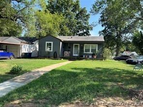 7304 E King Pl, Tulsa, OK 74115 - view of front facade with a front yard