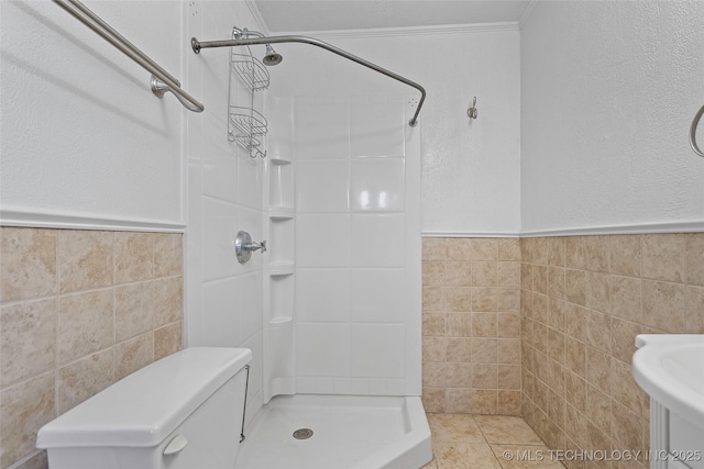 1822 Abner Rd, Overbrook, OK 73453 - full bath with tile walls, a shower, a wainscoted wall, and toilet