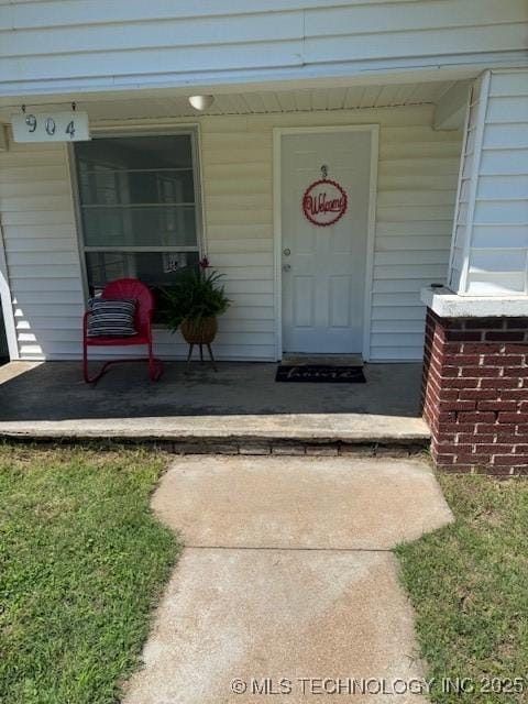 904 W Tishomingo, Madill, OK 73446 - view of exterior entry featuring a porch