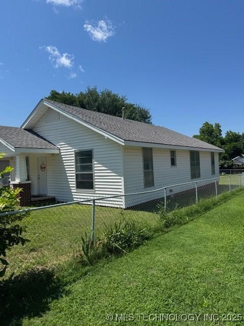 904 W Tishomingo, Madill, OK 73446 - view of side of property with a shingled roof