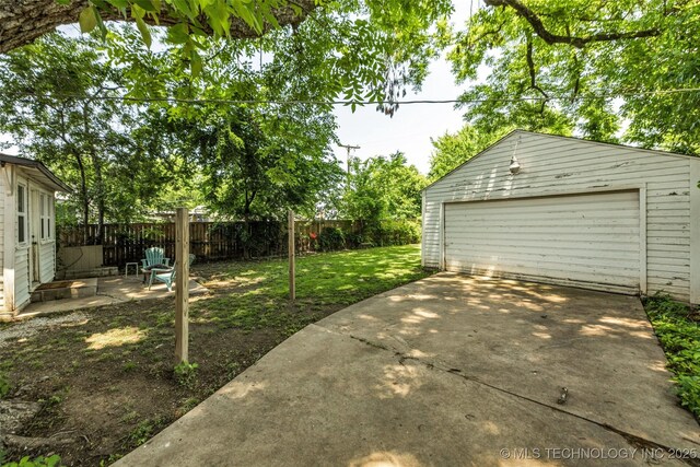 149 N Columbia Pl, Tulsa, OK 74110 - view of yard featuring a garage and an outbuilding